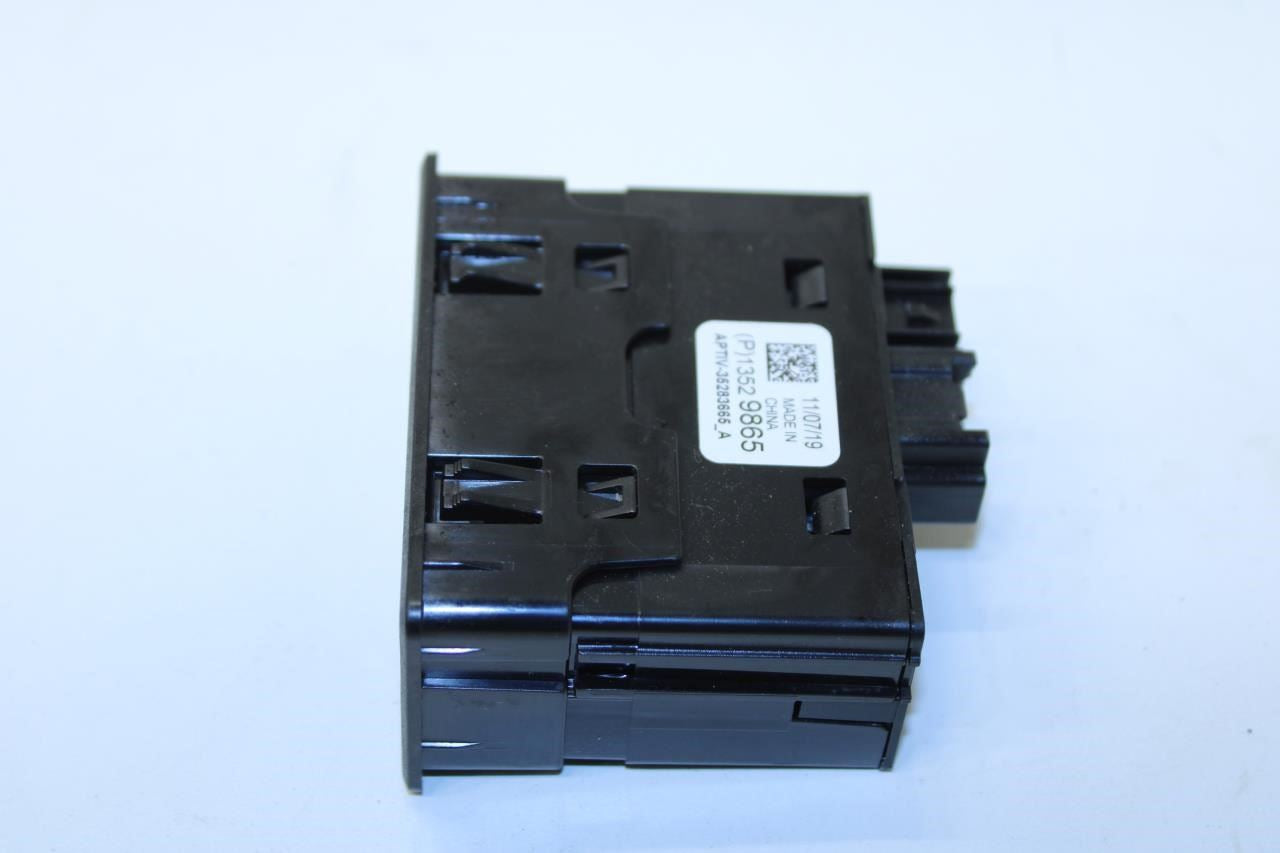 19-24 Chevrolet Equinox LT Center Console USB HUB Audio Auxiliary Jack 13529865 - Alshned Auto Parts