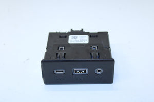 19-24 Chevrolet Equinox LT Center Console USB HUB Audio Auxiliary Jack 13529865