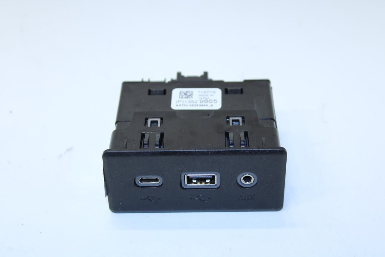 19-24 Chevrolet Equinox LT Center Console USB HUB Audio Auxiliary Jack 13529865 - Alshned Auto Parts