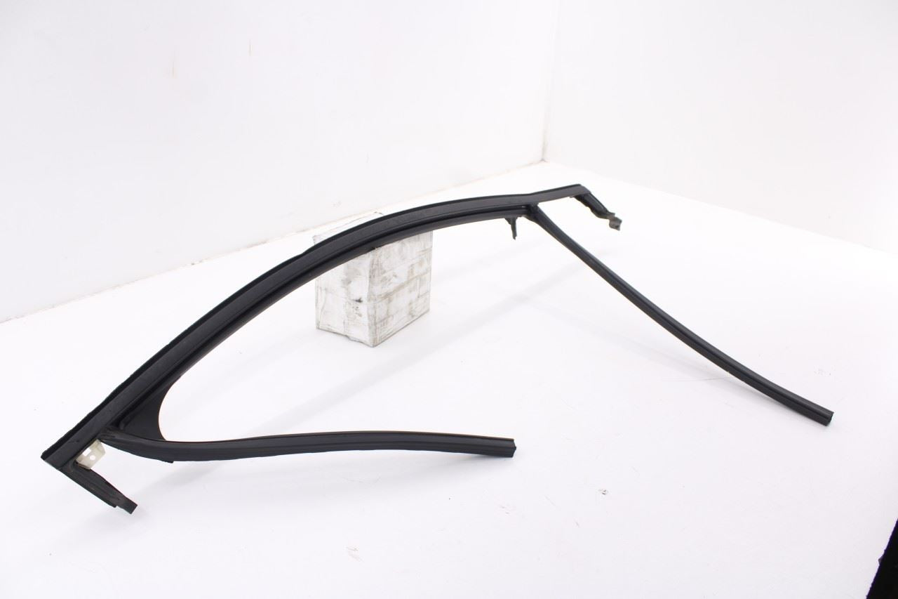2018-2024 Chevrolet Equinox LT Front Right Side Door Window Run Channel 848665251