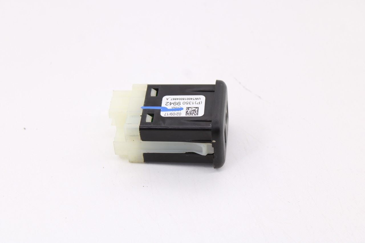2018-2024 Chevrolet Equinox LT Dash Lower Interface Receptacle Module 135099429