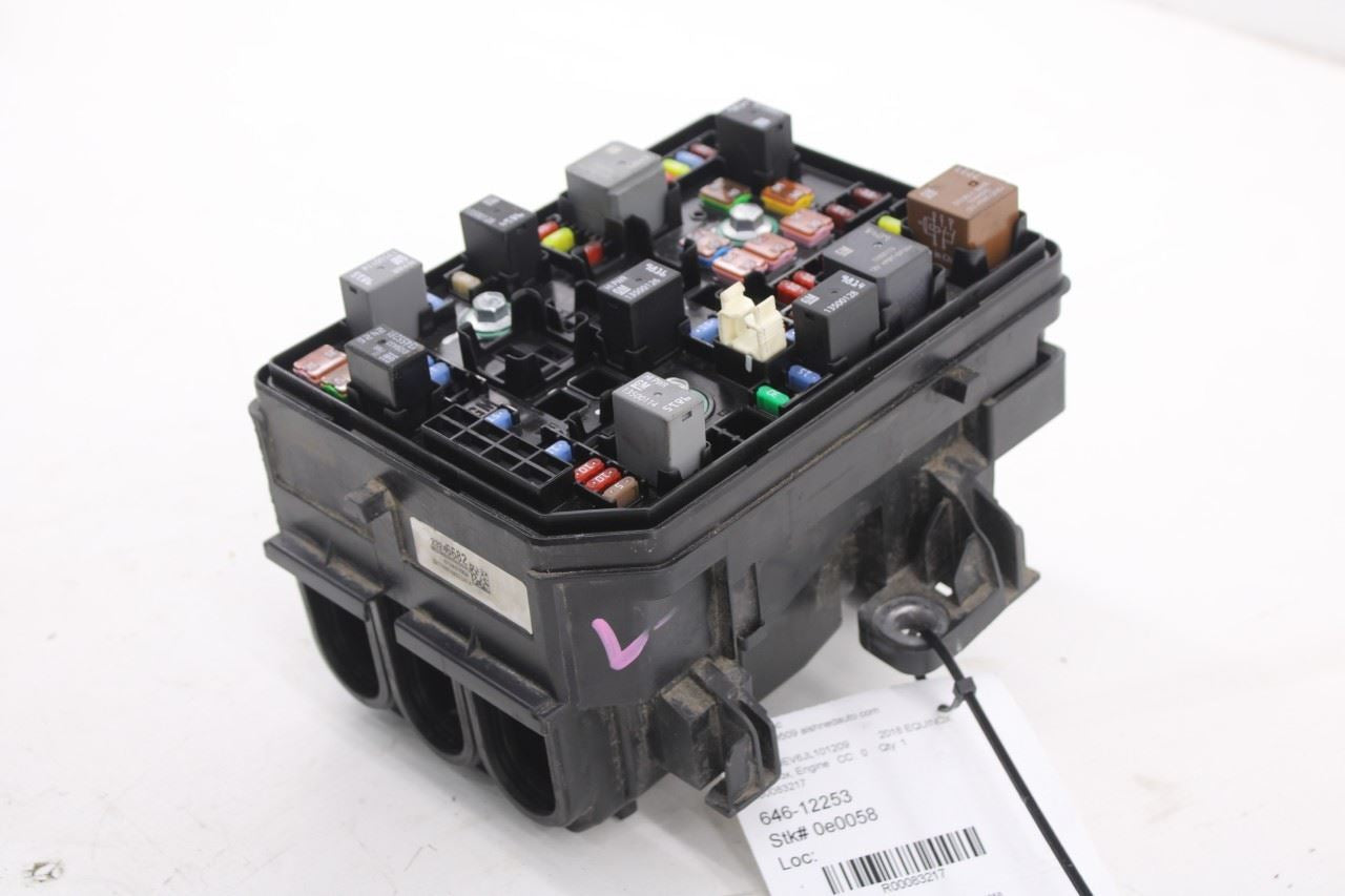 2018-21 Chevrolet Equinox LT 1.5L Engine Bay Fuse Relay Junction Block 232466825