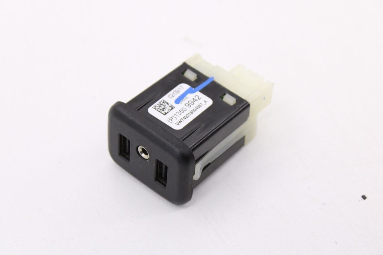2018-2024 Chevrolet Equinox LT Dash Lower Interface Receptacle Module 135099428