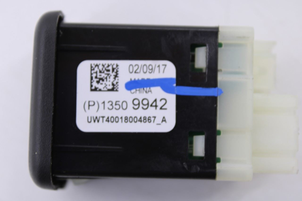 2018-2024 Chevrolet Equinox LT Dash Lower Interface Receptacle Module 135099427