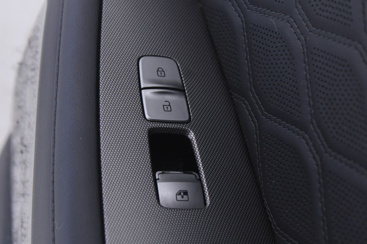 2020-22 Hyundai Palisade Limited AWD Front Right Door Trim Panel 82308-S8340-NBX8