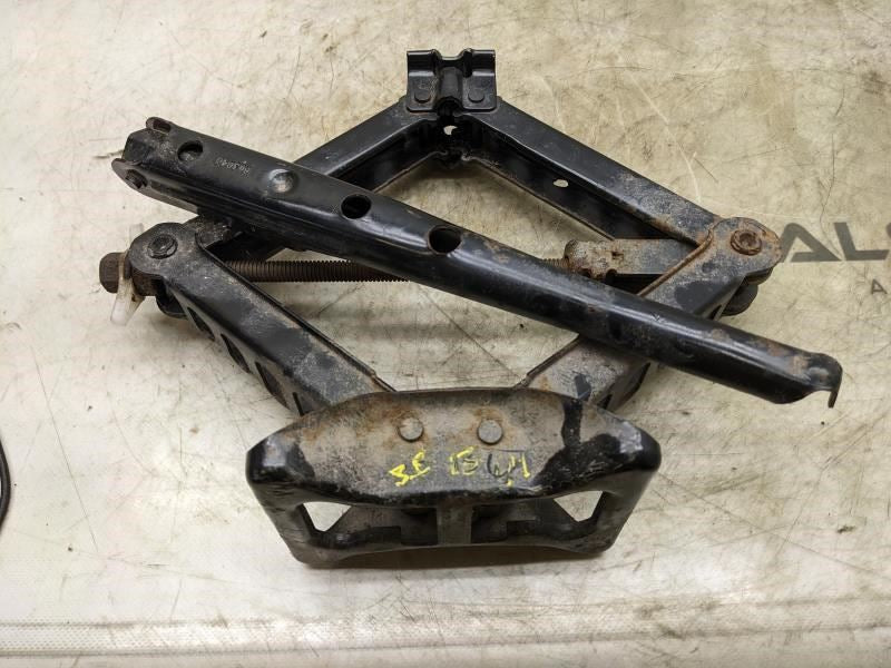 2007-17 Jeep Patriot 2.4L AWD Emergency Lifting Jack w/ Wheel Wrench 05105920AB0