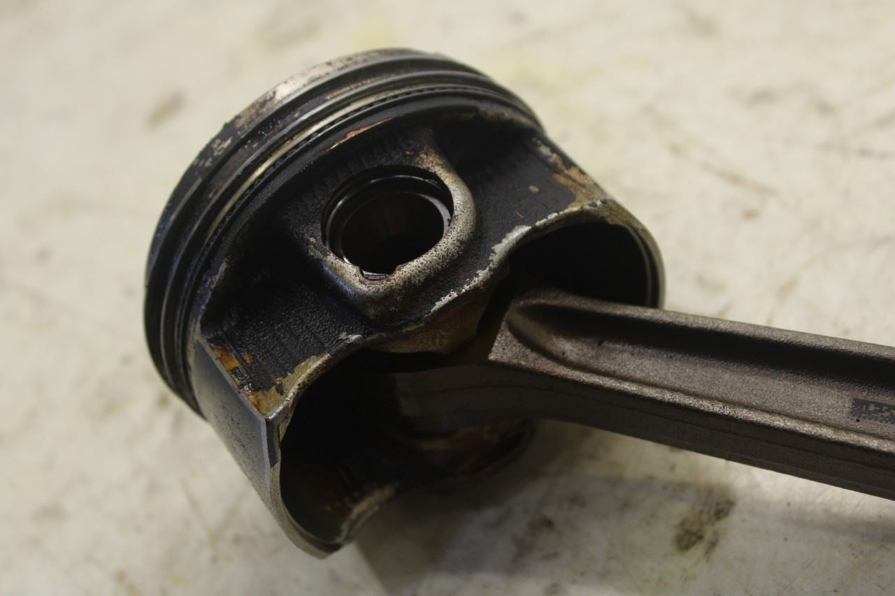 2017-22 Alfa Romeo Giulia Ti 2.0L AWD Engine Piston 1 w/ Connecting Rod 50052788 - Alshned Auto Parts