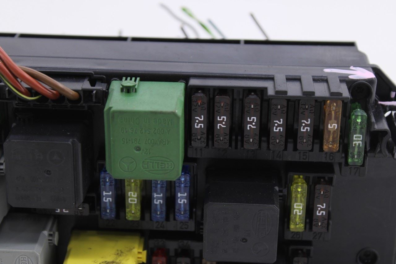 10-13 Mercedes-Benz E350 Luxury 3.5L Front SAM Fuse Relay Junction Block *ReaD*4