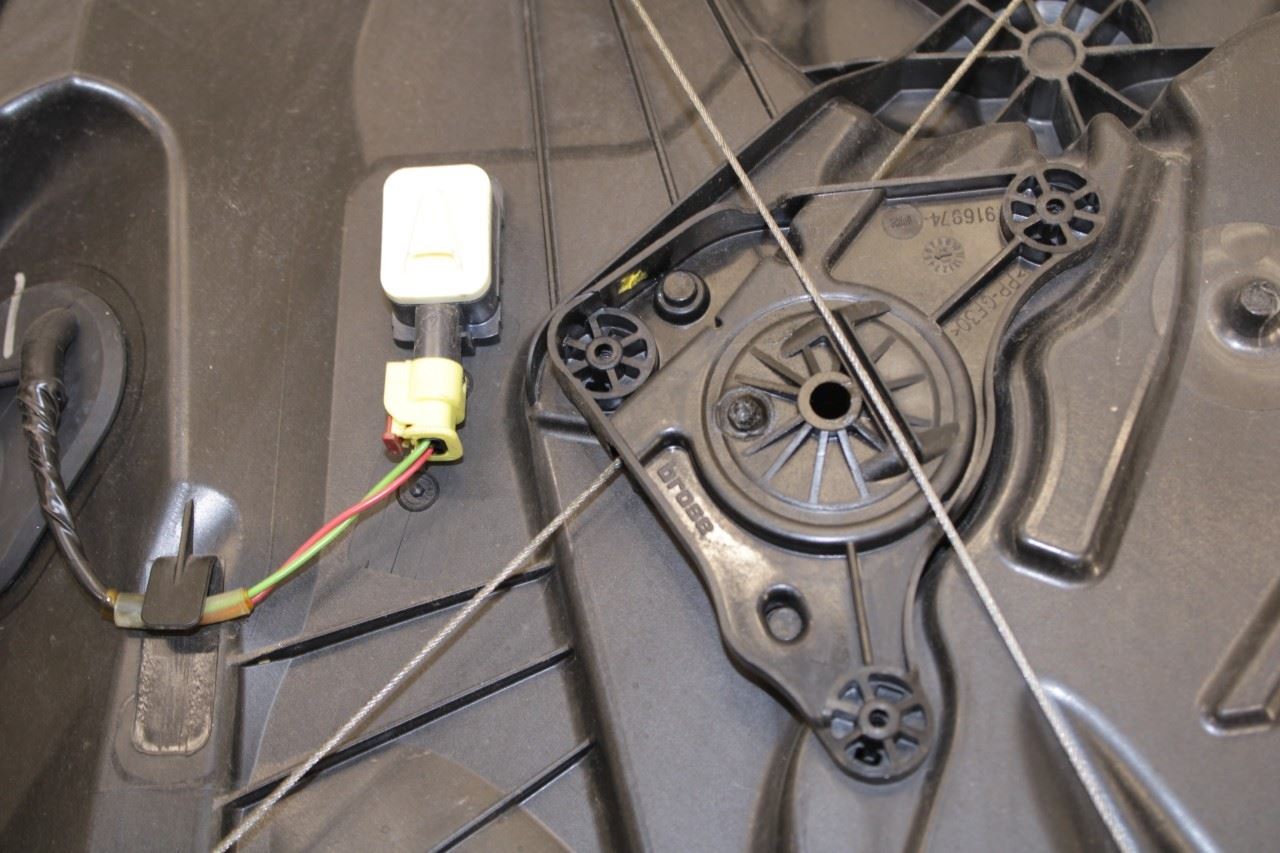 11-18 Porsche Cayenne Platinum Front Left Door Window Regulator w/ Carrier Plate - Alshned Auto Parts