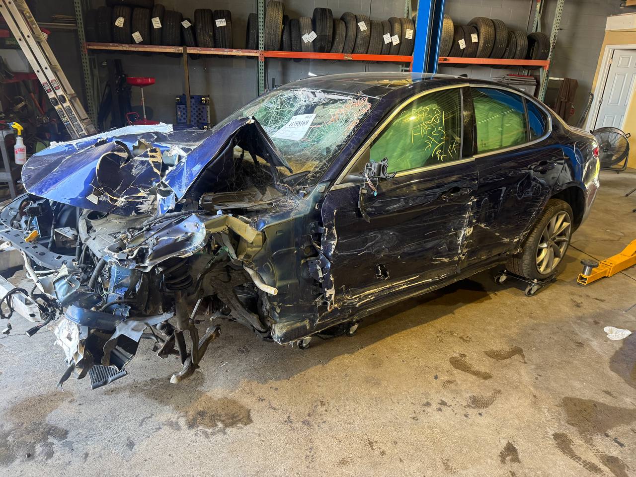 Donor vehicle 2017 Alfa Romeo Giulia Ti AWD Blue - Alshned Auto Parts